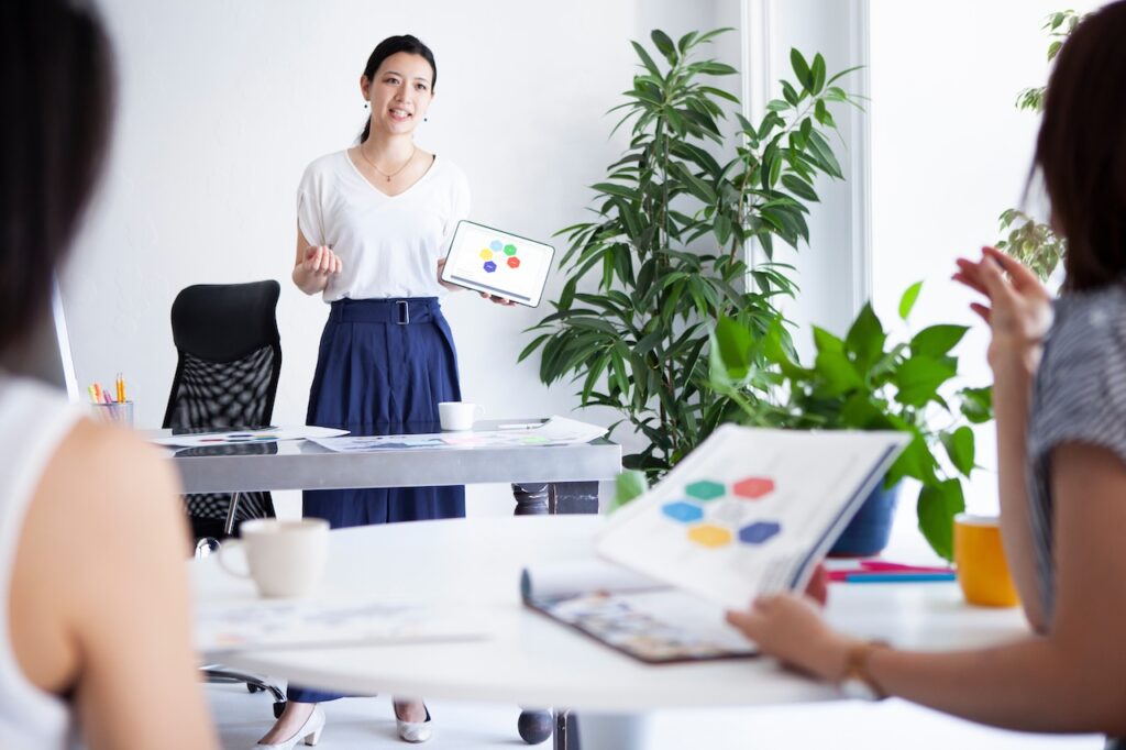 ファッション診断の理論を講師が解説している講座風景